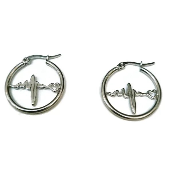 Een paar oorbellen met een hartslag op de ring