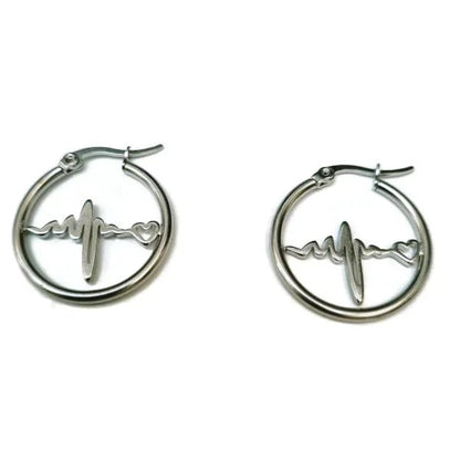 Een paar oorbellen met een hartslag op de ring