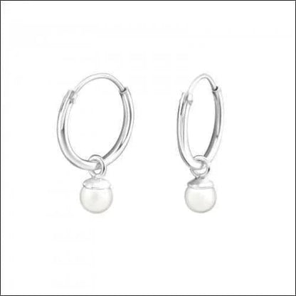 Een paar zilveren hoepeloorbellen met een parel
