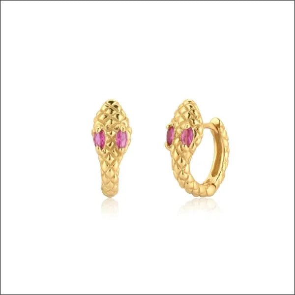 Een paar gouden oorbellen met roze stenen