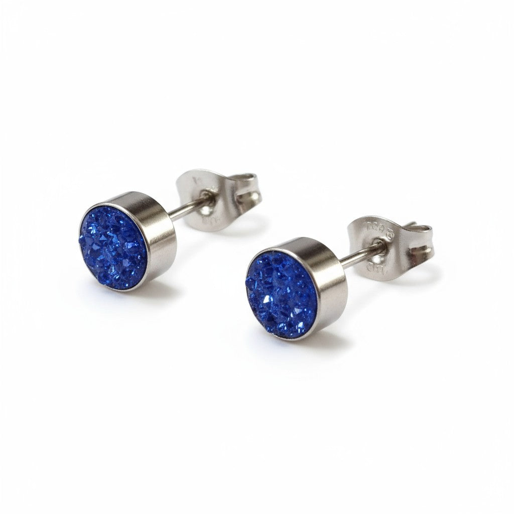 Boucles d'oreilles puces argentées avec cristal bleu foncé – 6 mm 