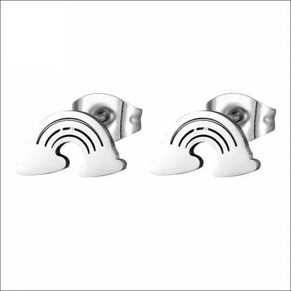 Een paar witte en zwarte oorbellen