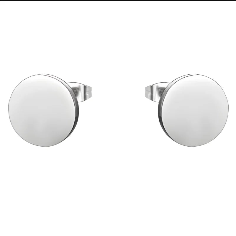 Een paar zilveren oorbellen met een rond design