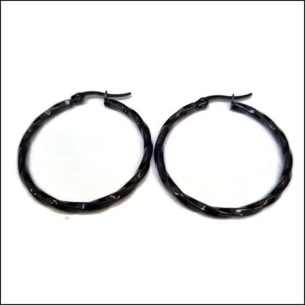 Een paar zwarte hoepeloorbellen