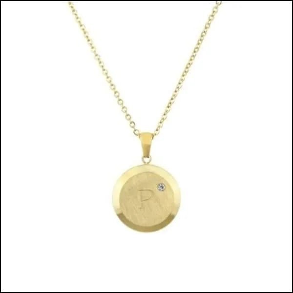 Een gouden schijfvormige hanger met een diamant erop