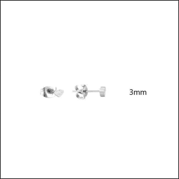 Een paar oorbellen met een kleine diamant