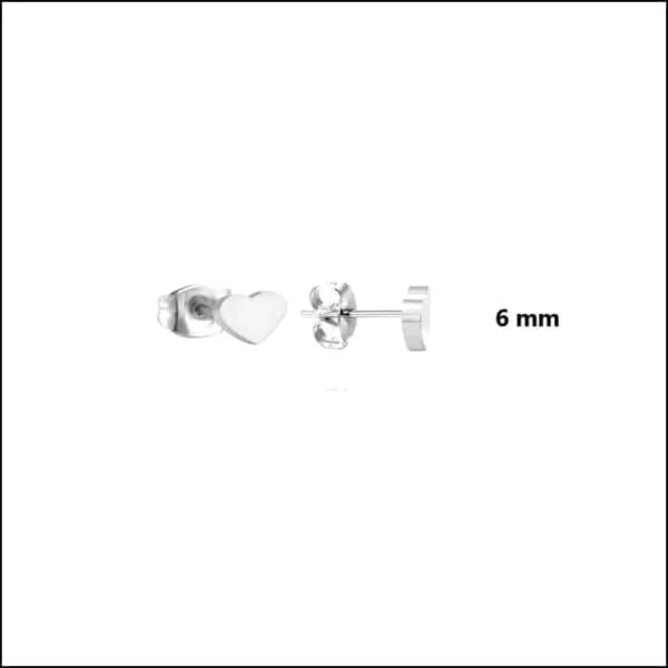 Een paar zilveren oorbellen met een enkel oor