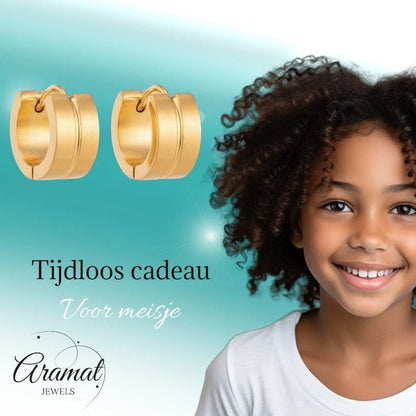 RVS Huggie Oorringen Dunne Gleuf Goudkleur 13mm - Dames - Aramat Jewels - Oorringen - cadeautip