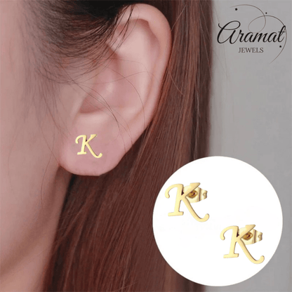 RVS letter K oorstekers goudkleurig - Aramat Jewels - Oorbellen - cadeautip