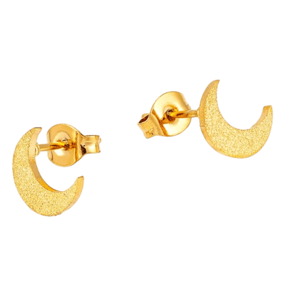 Gouden halvemaanvormige oorbellen met een gestructureerd oppervlak.