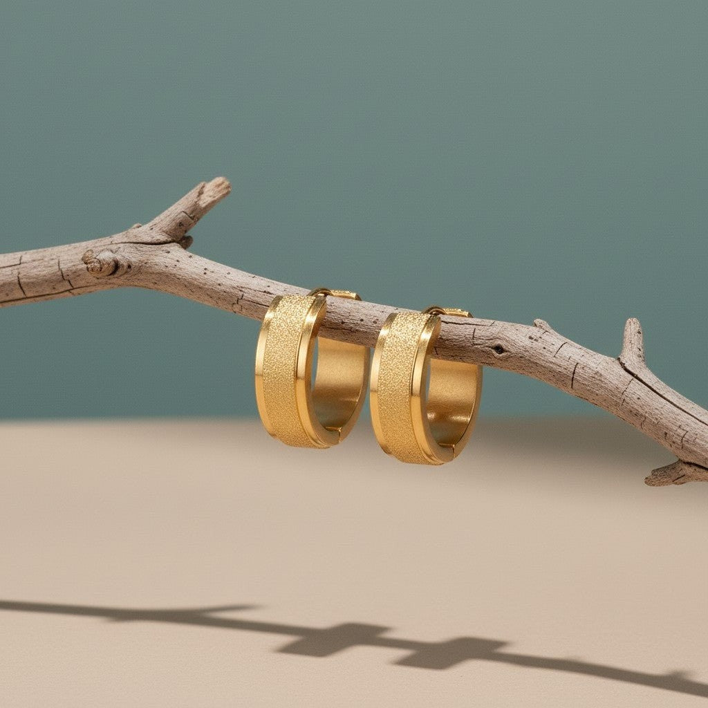 RVS Oorringen met Gematteerde Lijn Goudkleur 20mm - Aramat Jewels - Oorringen - cadeautip