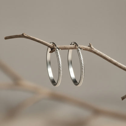 RVS Oorringen met Puntjes Motief Zilverkleur 30mm - Aramat Jewels - Oorringen - cadeautip