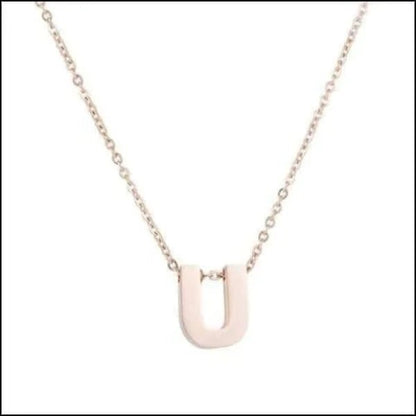 Een ketting met een letter u erop