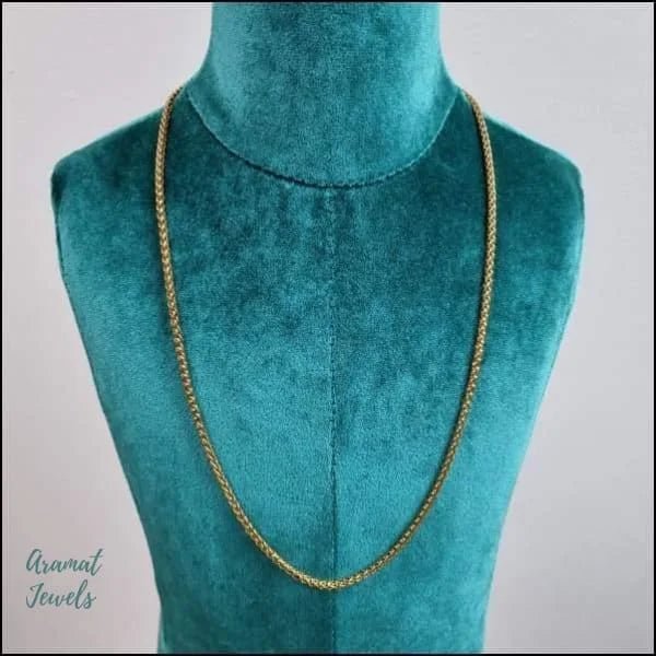 Een close-up van een etalagepop met een halsketting om