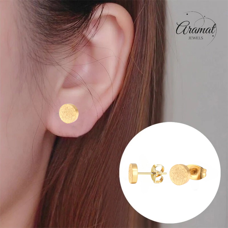 Gold-colored sandblasted stud earrings 7mm