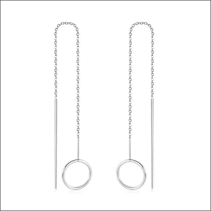 Een paar zilveren oorbellen met een cirkelvormig ontwerp