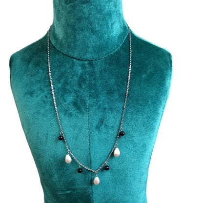 Een halsketting met parels en zwarte kralen