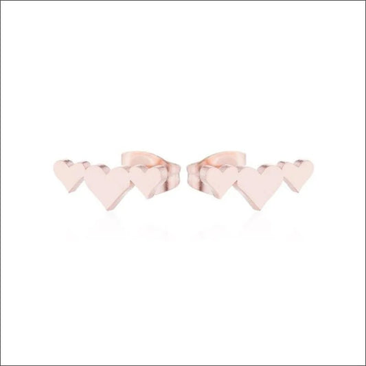 Een paar roze hartvormige oorbellen