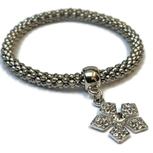 Een armband met een bedeltje van een kruis