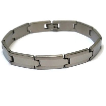 Een roestvrijstalen armband met een vierkant ontwerp