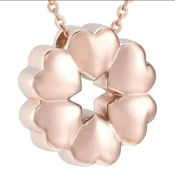Een roségouden hanger met een bloemmotief