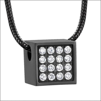 Een zwarte ketting met witte diamanten