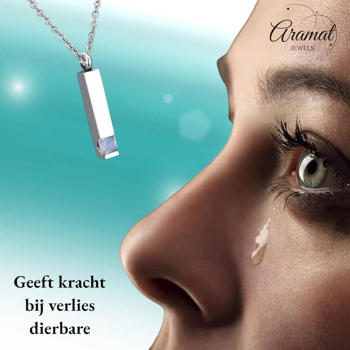 Een rechthoekige hanger met een blauwe steen aan een ketting