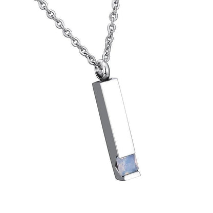 Een rechthoekige hanger met een blauwe steen aan een ketting