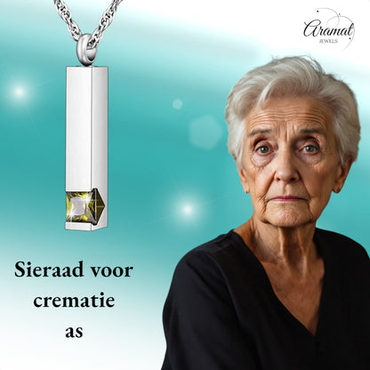 Een hanger met een vierkant geslepen steen aan een ketting