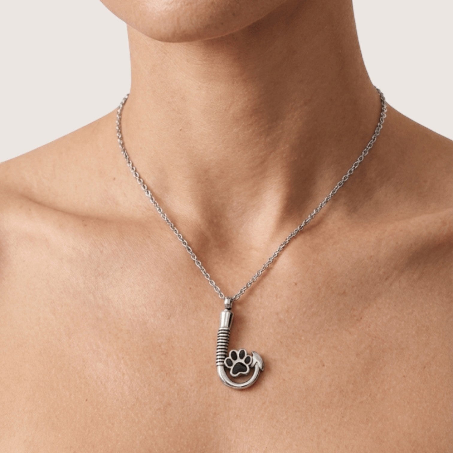 Stalen Ashanger Vishaak met Pootje - Zilverkleur & Zwart - Aramat Jewels - Gedenkhangers - cadeautip