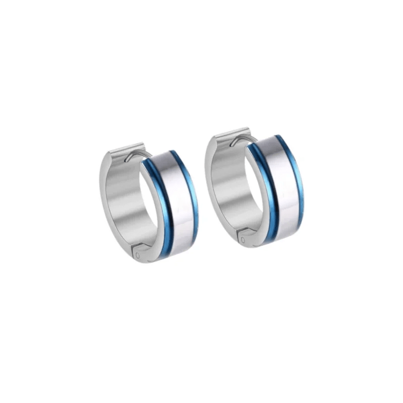 Zilveren hoepeloorbellen met blauwe accentstrepen.