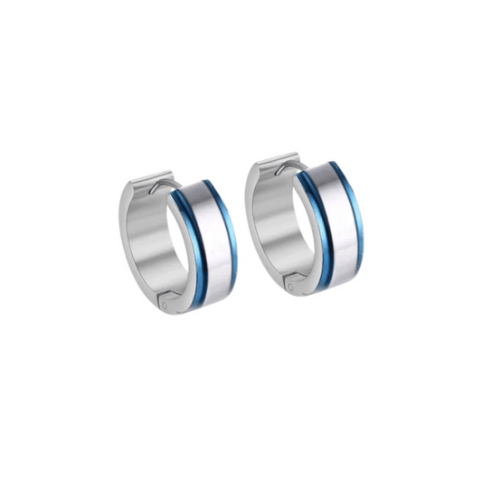 Zilveren hoepeloorbellen met blauwe accentstrepen.