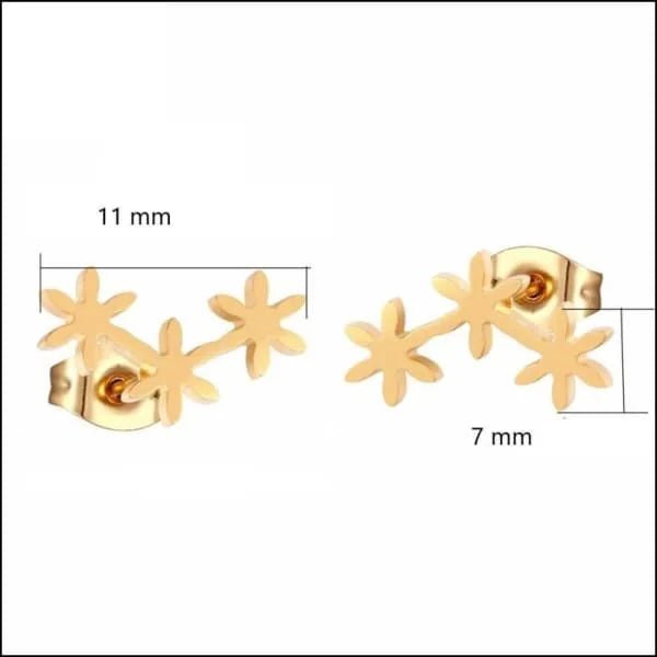 Een paar gouden oorbellen met een sterontwerp