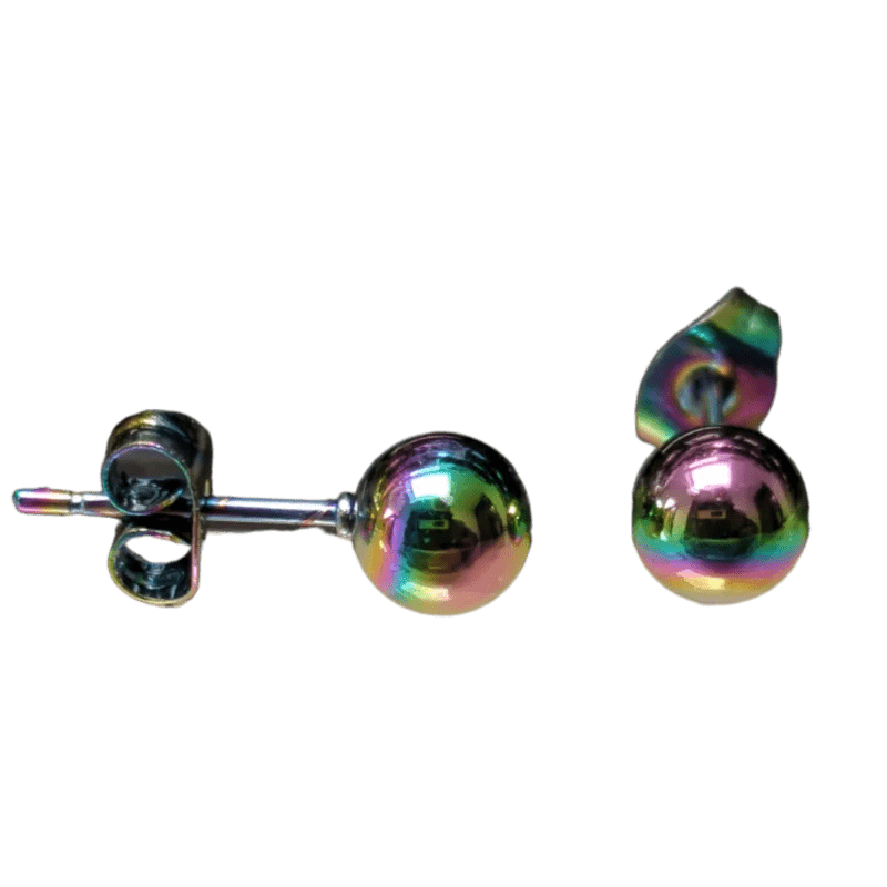 Een paar glazen oorbellen in regenboogkleur