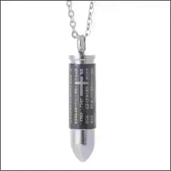 Een zwart-witte ketting met een kruis erop