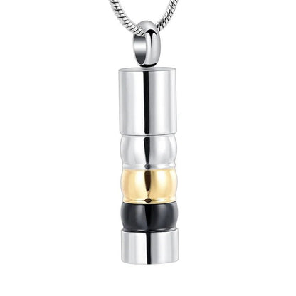 Een hanger van zilver en goud met een zwart-witte steen