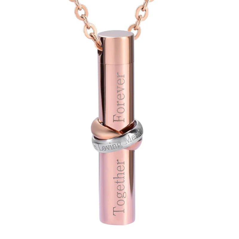Een halsketting met roze lippenstiftflesjes en roségouden ketting