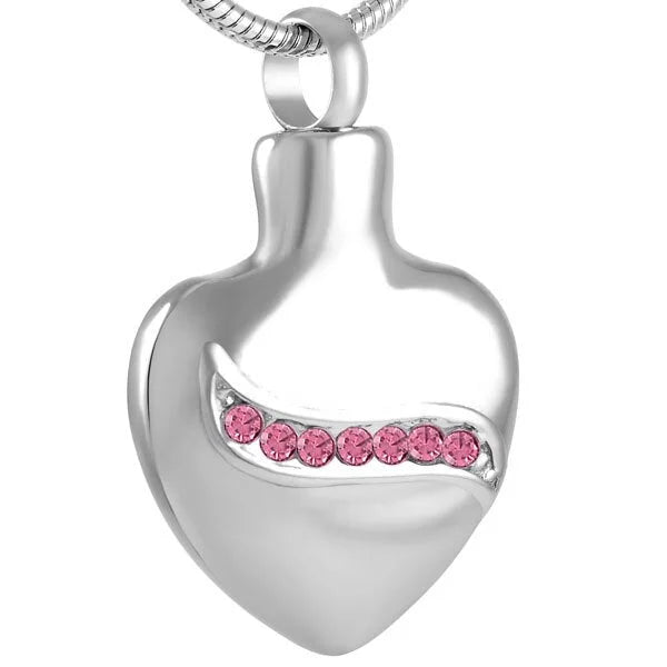Een roze hartvormige hanger met een roze kristallen hart