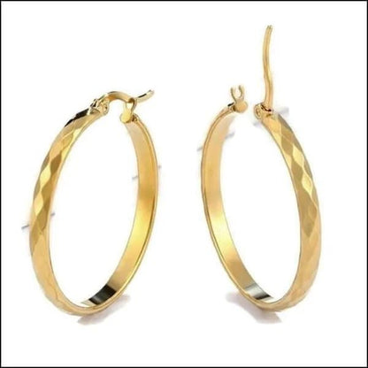 Een paar gouden hoepeloorbellen