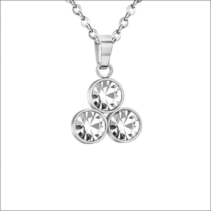 Een zilveren hanger met vier diamanten eraan