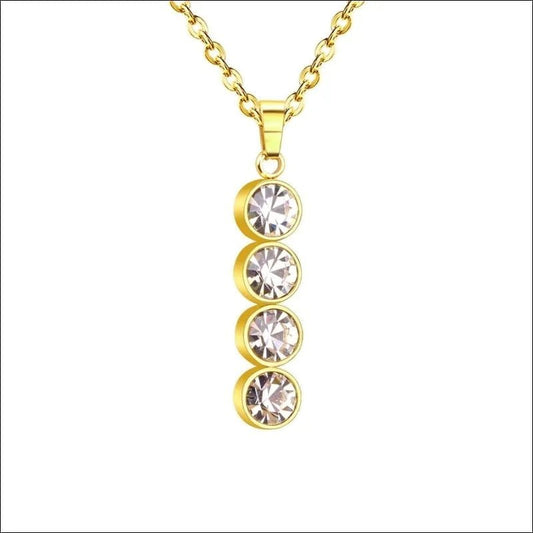 Een gouden hanger met drie stenen