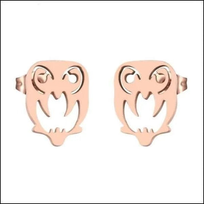 Een paar oorbellen met een hartvormig ontwerp