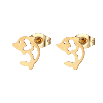 Goudkleurige oorbellen in de vorm van een dolfijn met hartvormige uitsparingen.