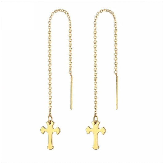 Een paar gouden oorbellen met een kruis op de voorkant