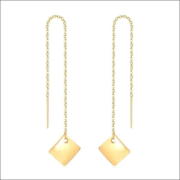 Een paar gouden oorbellen met een ketting