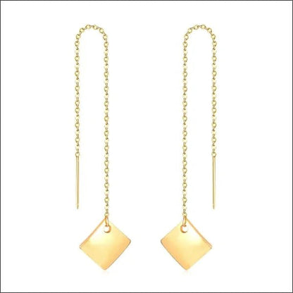 Een paar gouden oorbellen met een ketting