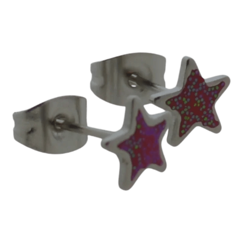 Roze glinsterende stervormige oorbellen met zilverkleurige metalen knopjes.