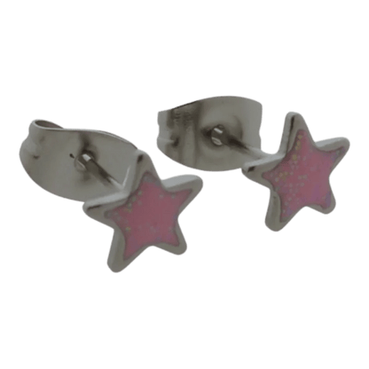 Roze stervormige oorbellen met zilverkleurige oorstiften.