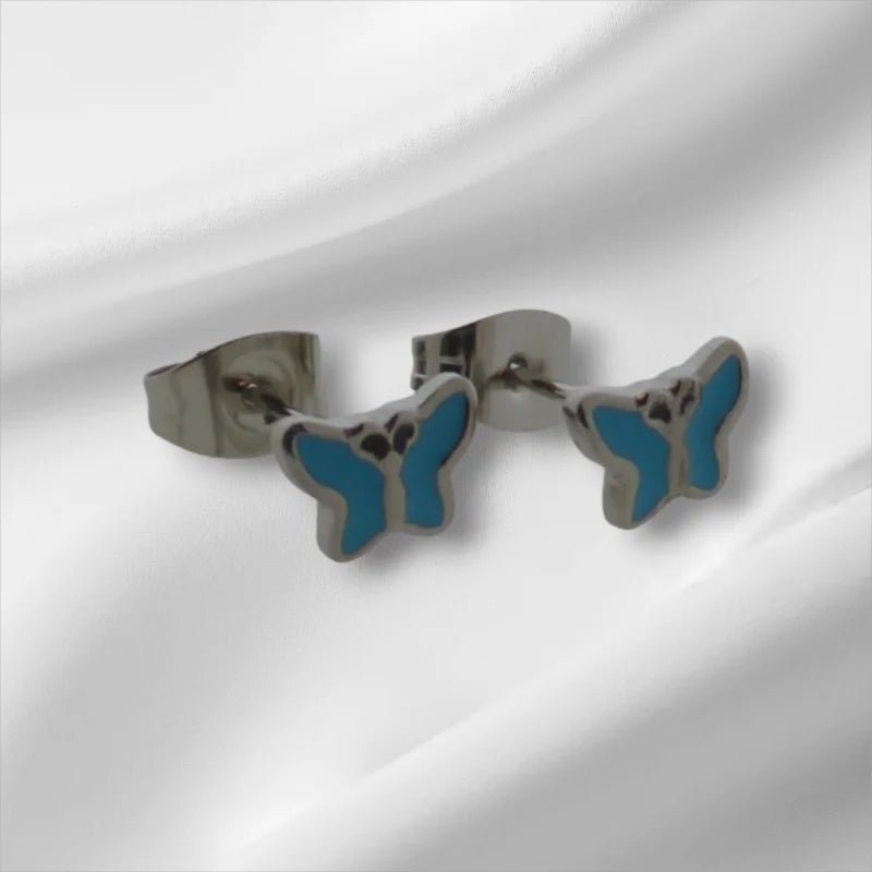 Roestvrijstalen vlinder oorbellen met blauwe emaille details.