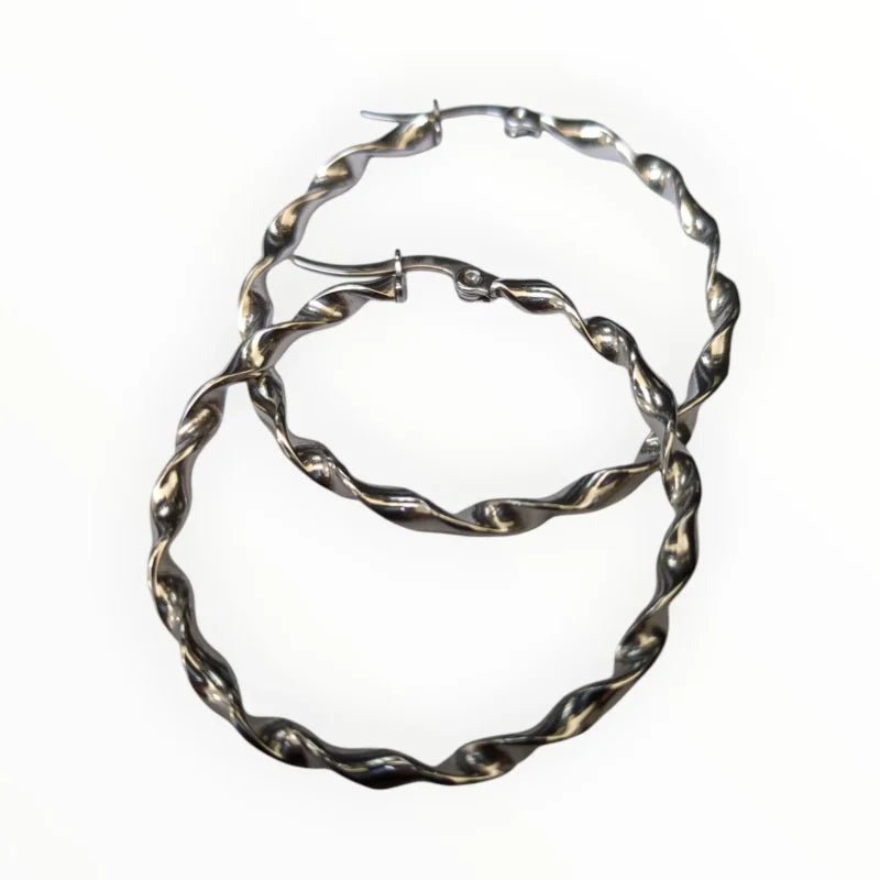 Een paar zilveren en gouden oorbellen